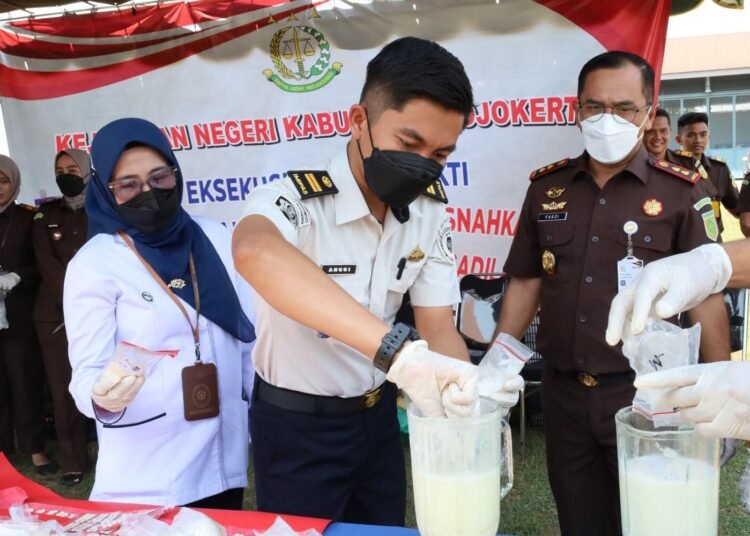 Perkuat Sinergi, Lapas Mojokerto Hadiri Pemusnahan Barang Bukti Kejaksaan Negeri Kabupaten Mojokerto 5 WhatsApp Image 2026 08 31 at 12.33.45 300kb 1