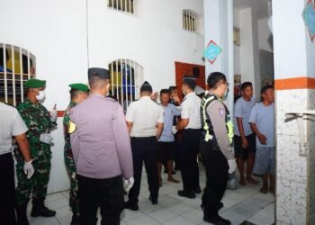 Lapas Mojokerto Gelar Razia Malam Bersama Aparat Penegak Hukum, Perkuat Komitmen Berantas Barang Terlarang 8 WhatsAppImage2026 08 06at21.23.50