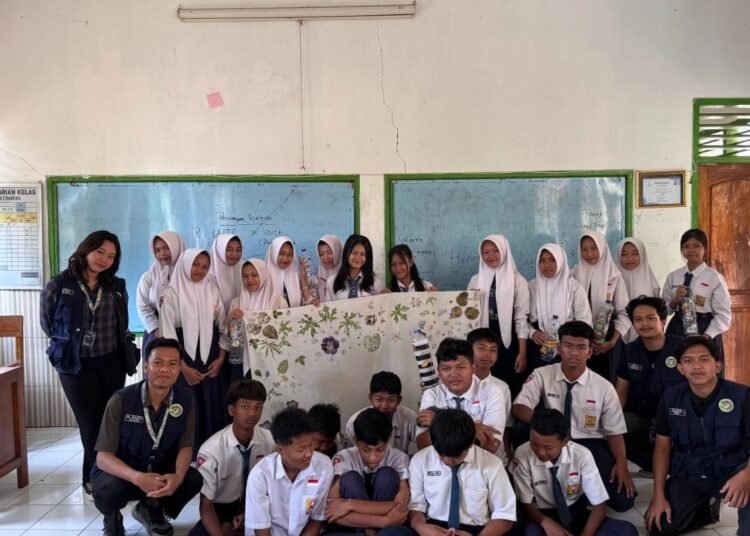 Bikin Sampah Jadi Keren! Aksi Mahasiswa KKN FBiPK UB Ajak Siswa SMP 2 Bareng Berkreasi Lewat Ecoprint dan Celengan 5 britaa