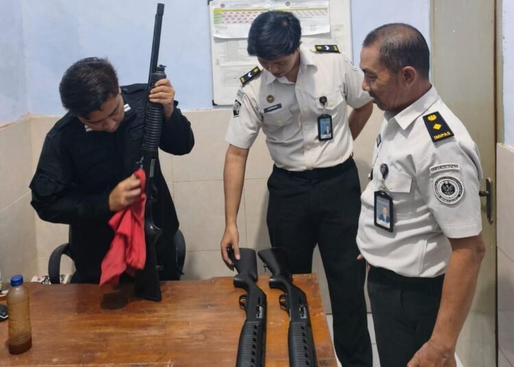 Jaga Kesiapan Alat Pengamanan, Lapas Arjasa Lakukan Perawatan Senjata Api 5 c122ebdb 0a13 4508 947d c128e12981b9 1