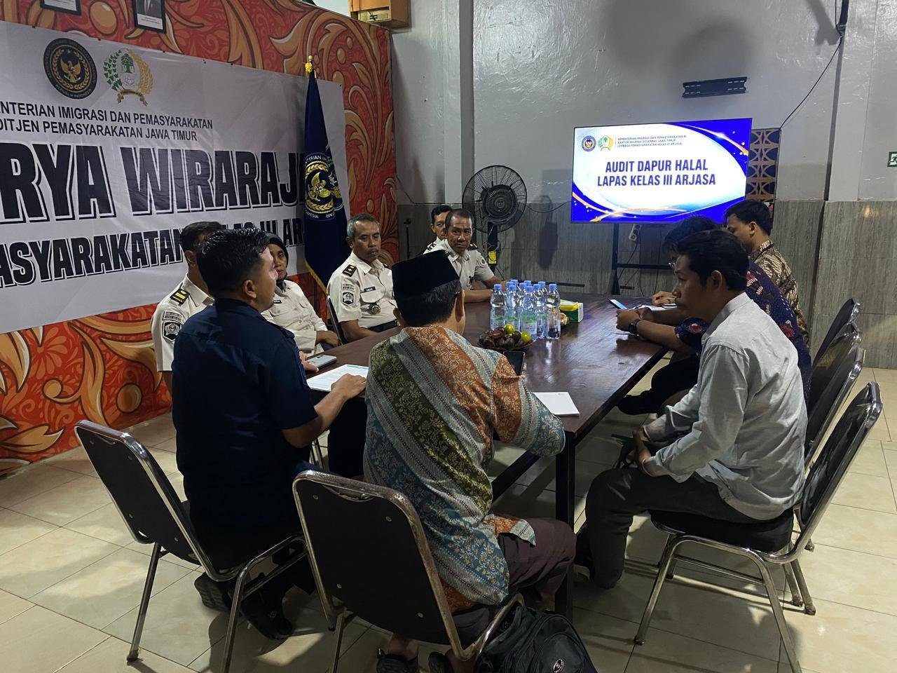 Pelaksanaan Audit Sertifikasi Halal dapur Lapas Arjasa oleh Ketua MUI Jatim & LPH UNAIR 7 d14c57de ed44 49c0 8270 437399b730cd