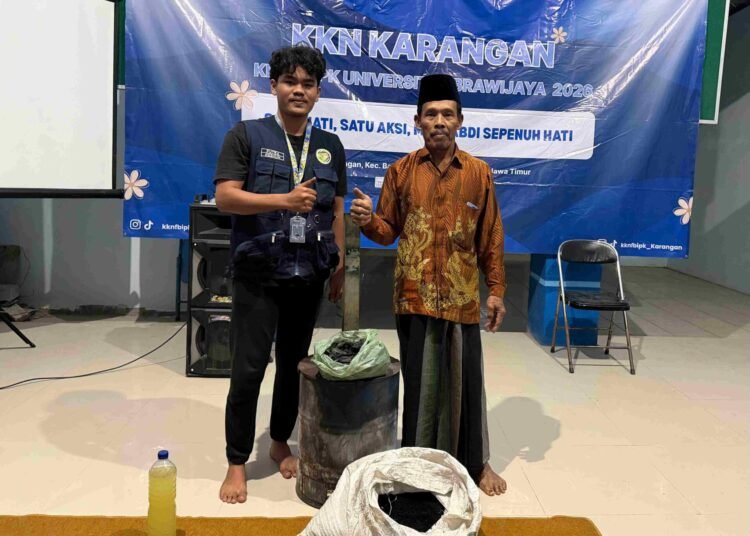 Olah Limbah Daun Tebu Kering Jadi Biochar, Mahasiswa KKN UB Kenalkan TTG SIPICER-CHAR di Desa Karangan 5 foto berita 11zon 1 1