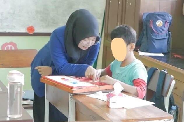 Potret kegiatan pembelajaran menggunakan media papan pasir di Kelas 4C SLB Negeri Pembina Yogyakarta