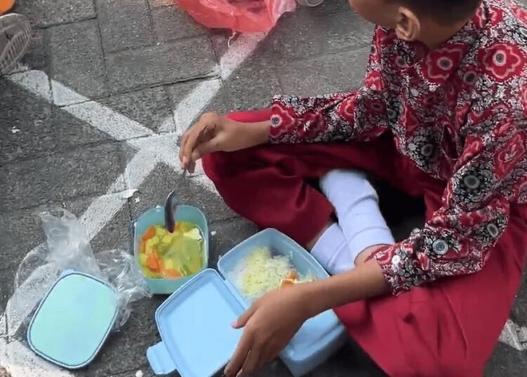 Makan Sayur Bersama di SD Negeri Wirosaban, Upaya Sekolah Membangun Kebiasaan Makan Sehat Siswa 5 1000279574