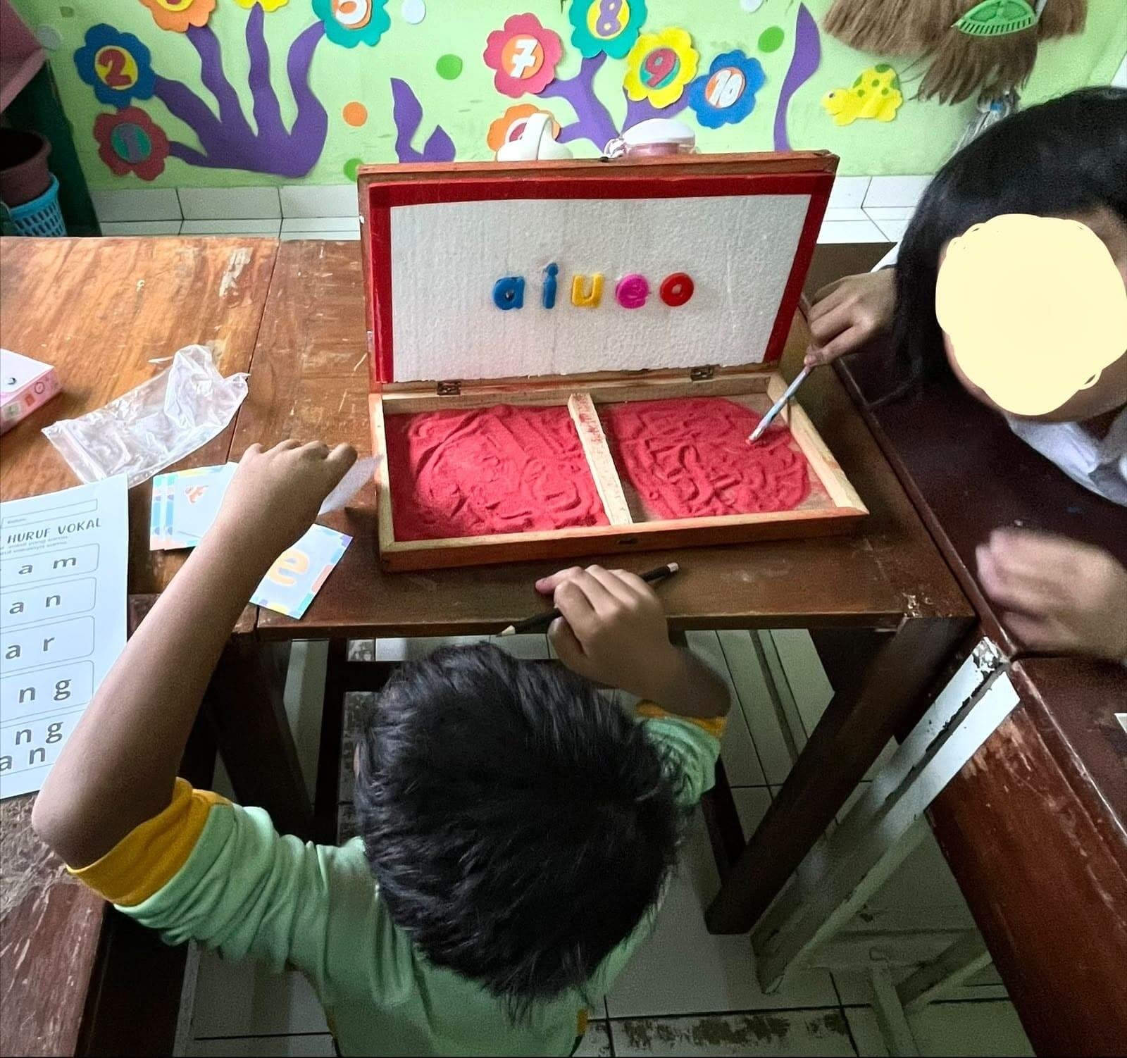Potret kegiatan pembelajaran menggunakan media papan pasir di Kelas 4C SLB Negeri Pembina Yogyakarta