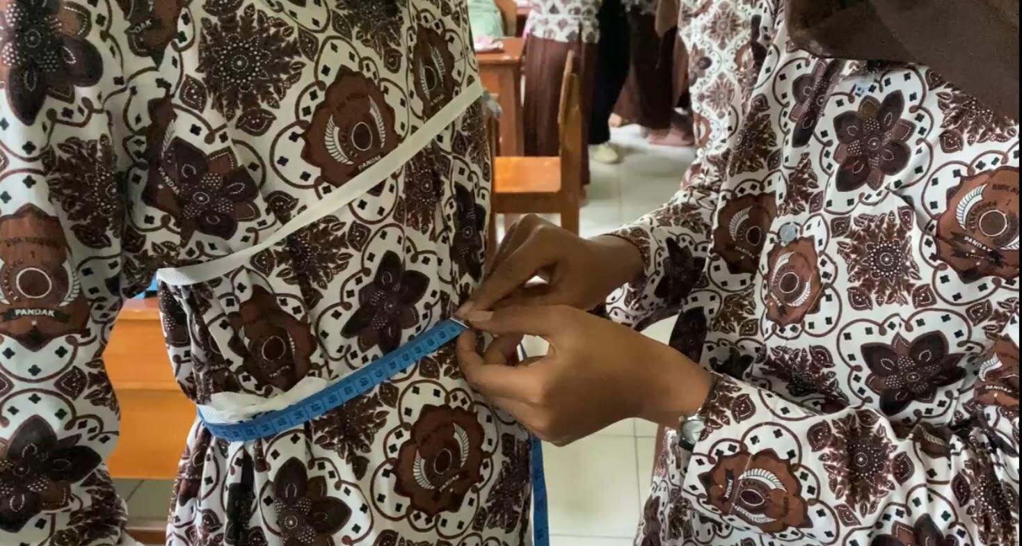 Mahasiswa PK dampingi siswa tata busana tingkatkan keterampilan pengukuran tubuh melalui metode demonstrasi 7 Siswa kelas X busana praktik mengambil ukuran sesuai dengan arahan desonstrasi mahasiswa PK
