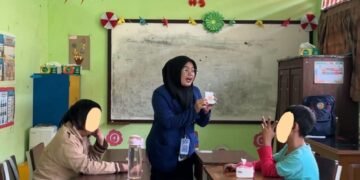 Potret kegiatan pembelajaran menggunakan media papan pasir dan kartu huruf di Kelas 4C SLB Negeri Pembina Yogyakarta