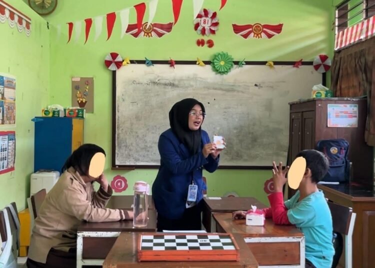 Potret kegiatan pembelajaran menggunakan media papan pasir dan kartu huruf di Kelas 4C SLB Negeri Pembina Yogyakarta