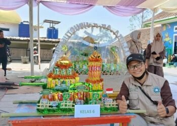 Bapak Insan Faisal Ibrahim, S.Pd., Gr. disertai Jampana hasil kreasi Orang Tua Kelas 6