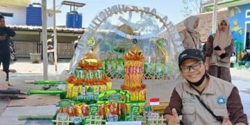Bapak Insan Faisal Ibrahim, S.Pd., Gr. disertai Jampana hasil kreasi Orang Tua Kelas 6