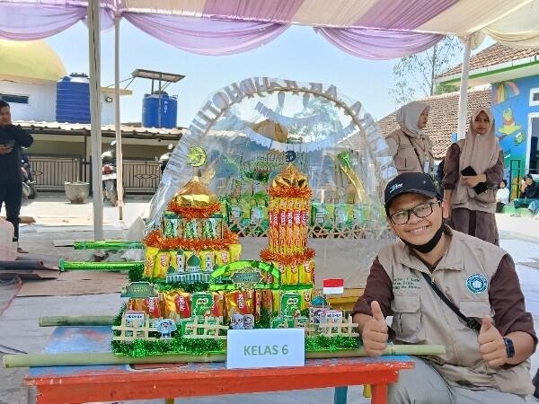 Semarak Maulid Nabi Muhammad SAW di Yayasan AR-RAUDHOTUN NUR, Jampana Jadi Wujud Kolaborasi Budaya dan Nilai Islami 5 Bapak Insan Faisal Ibrahim, S.Pd., Gr. disertai Jampana hasil kreasi Orang Tua Kelas 6