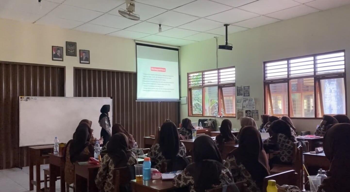 Mahasiswa PK dampingi siswa tata busana tingkatkan keterampilan pengukuran tubuh melalui metode demonstrasi 6 Mahasiswa menjelaskan materi ajar kepada siswa sebelum melaksanakan praktik