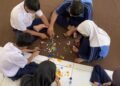 Pemanfaatan Tutup Botol Bekas Menjadi Gantungan Kunci sebagai Upaya Pengembangan Keterampilan Vokasional Siswa SLB B Wiyata Dharma 1 Sleman 8 Mahasiswa PK UNY bersama Murid SLB B Wiyata Dharma 1 Membuat Gantungan Kunci