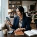 AI dan Opini Publik: Siapa Sebenarnya yang Membentuk Pikiran Kita? 18 Ilustrasi seorang perempuan sedang mengamati informasi dari suatu media (Generated by AI)