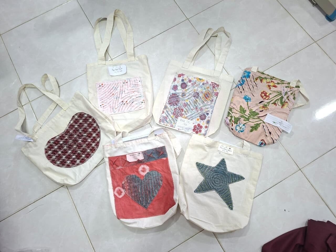 Dari Kain Perca Menjadi Totebag Bernilai Jual, Mahasiswa PK UNY Dorong Kreativitas Siswa SMKN 1 DEPOK Berbasis SDGs 4 DAN 12 6 Beberapa hasil totebag slashing murid