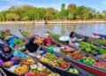Pasar Terapung Banjarmasin: Antara Syariah dan Kapitalisme 26 Aktivitas jual beli di Pasar Terapung Siring Banjarmasin, Kalimantan Selatan, dengan para pedagang menggunakan perahu untuk menjajakan beragam hasil pertanian dan kebutuhan sehari-hari di atas Sungai Barito. (Sumber: https://www.linkedin.com/)