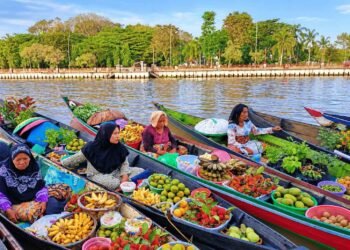 Aktivitas jual beli di Pasar Terapung Siring Banjarmasin, Kalimantan Selatan, dengan para pedagang menggunakan perahu untuk menjajakan beragam hasil pertanian dan kebutuhan sehari-hari di atas Sungai Barito. (Sumber: https://www.linkedin.com/)