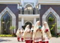 Dari Uang Saku hingga Berbagi: Wajah Ekonomi Syariah di Pesantren 24 Aktivitas para santri putri berinteraksi di lingkungan pesantren, mencerminkan suasana pendidikan, keagamaan, dan kehidupan santri. (Sumber: website https://www.arrohmah.co.id/)