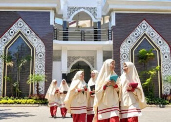 Aktivitas para santri putri berinteraksi di lingkungan pesantren, mencerminkan suasana pendidikan, keagamaan, dan kehidupan santri. (Sumber: website https://www.arrohmah.co.id/)