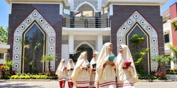Aktivitas para santri putri berinteraksi di lingkungan pesantren, mencerminkan suasana pendidikan, keagamaan, dan kehidupan santri. (Sumber: website https://www.arrohmah.co.id/)