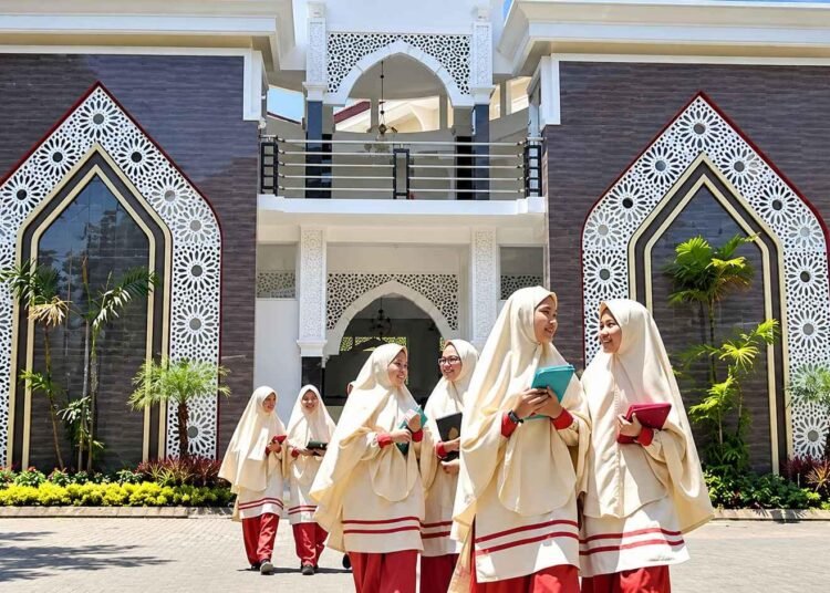Aktivitas para santri putri berinteraksi di lingkungan pesantren, mencerminkan suasana pendidikan, keagamaan, dan kehidupan santri. (Sumber: website https://www.arrohmah.co.id/)
