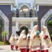 Dari Uang Saku hingga Berbagi: Wajah Ekonomi Syariah di Pesantren 18 Aktivitas para santri putri berinteraksi di lingkungan pesantren, mencerminkan suasana pendidikan, keagamaan, dan kehidupan santri. (Sumber: website https://www.arrohmah.co.id/)