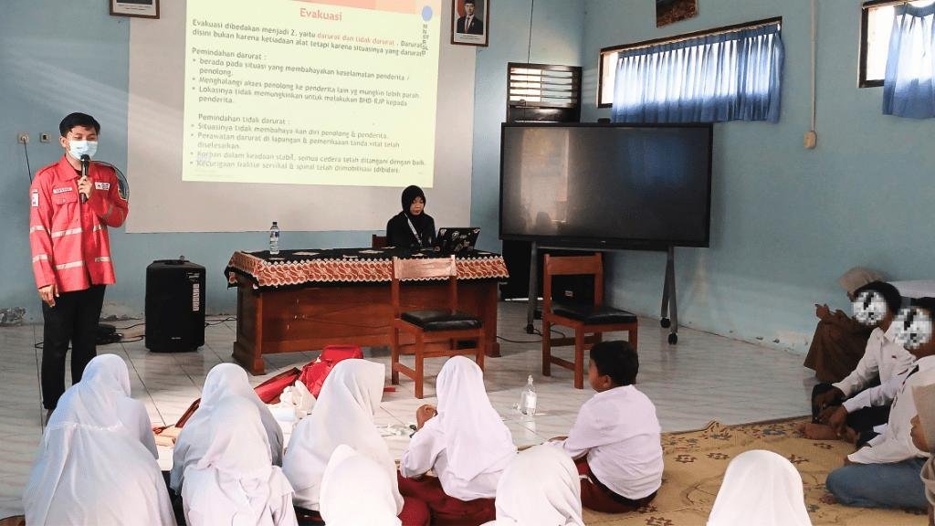 Mahasiswa PK SLB Bhakti Wiyata dan PMI Kulon Progo Jalin Kerja Sama dalam Sosialisasi serta Pelatihan Pertolongan Pertama 7 Desain tanpa judul 26