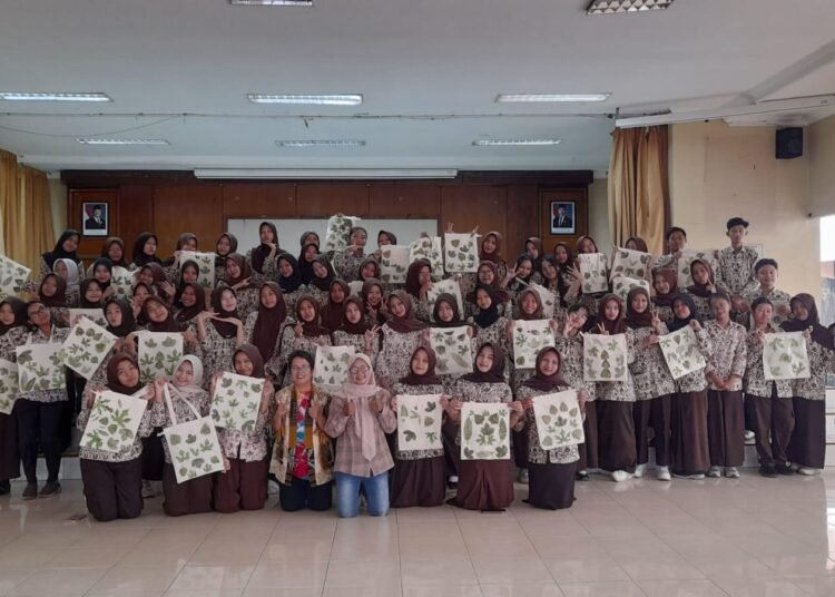 Dukung SDGs, Mahasiswa PK Dampingi Edukasi Ecoprint di SMK N 1 Depok Wujudkan Pendidikan Berkelanjutan 5 Guru Tamu XI MP SMKN 1 Depok, Pelatihan Ecoprint