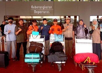 Relawan UAR yang akan berangkat ke Lokasi bencana di NTT bersama pengantar, Ahad (13/9/2026)