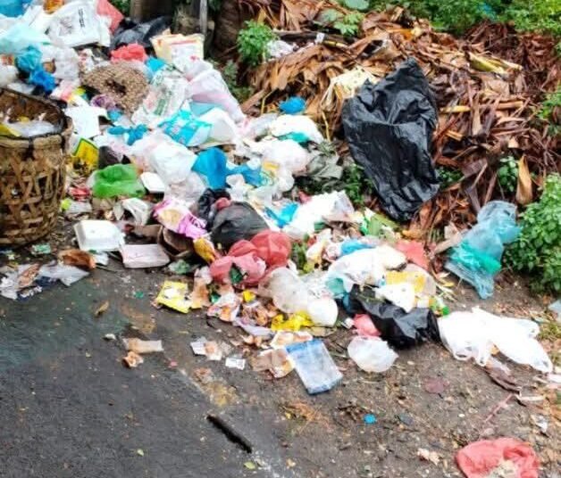 Tumpukan Sampah Di Bantaran Sungai Bawah Jembatan Pasar Sugio Menggunung, Warga Keluhkan Bau Dan Rawan Kebakaran 5 FB IMG 1790586087848