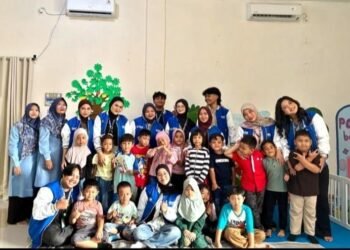 Foto bersama guru TK LS
