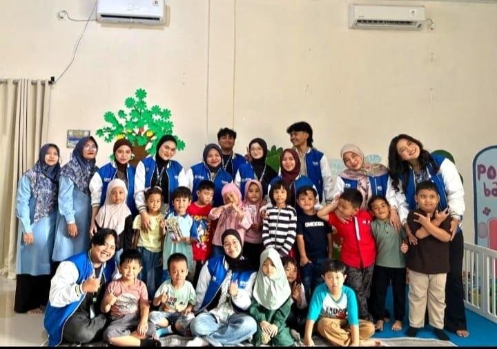 Langkah Kecil, Kebiasaan Baik: Menanamkan PHBS Sejak Dini di TK Little Stars 7 Foto bersama guru TK LS