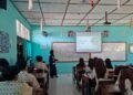Kesatria Masuk Kelas: Mahasiswa Sosiologi UNY Fasilitasi Penelitian Dosen lewat Intervensi Sosial Komik "Suripto & 4 Ilmu Kesatria" di SMAN 1 Sedayu 24 Seorang fasilitator berdiri di depan kelas menyampaikan materi bertajuk "Komik Watak Kesatria" di hadapan siswa SMAN 1 Sedayu.