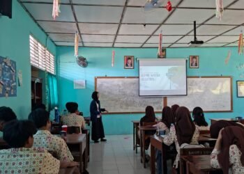Kesatria Masuk Kelas: Mahasiswa Sosiologi UNY Fasilitasi Penelitian Dosen lewat Intervensi Sosial Komik "Suripto & 4 Ilmu Kesatria" di SMAN 1 Sedayu 1 Seorang fasilitator berdiri di depan kelas menyampaikan materi bertajuk "Komik Watak Kesatria" di hadapan siswa SMAN 1 Sedayu.