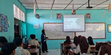 Seorang fasilitator berdiri di depan kelas menyampaikan materi bertajuk "Komik Watak Kesatria" di hadapan siswa SMAN 1 Sedayu.