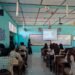 Seorang fasilitator berdiri di depan kelas menyampaikan materi bertajuk "Komik Watak Kesatria" di hadapan siswa SMAN 1 Sedayu.