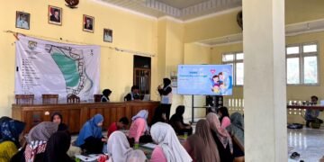 Mahasiswa Divisi Kesehatan dan Lingkungan KKN UIN Walisongo Posko 173 menyampaikan materi PHBS dan pengelolaan stres kepada anggota PKK Desa Sedayu. (Foto: Dok. KKN)