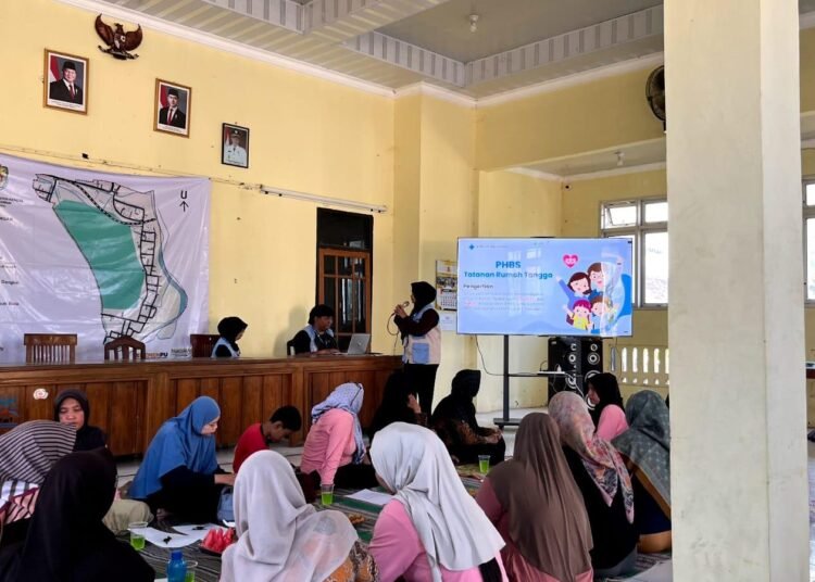 KKN UIN Walisongo Posko 173 Edukasi PHBS dan Pengelolaan Stres kepada PKK Desa Sedayu 5 Mahasiswa Divisi Kesehatan dan Lingkungan KKN UIN Walisongo Posko 173 menyampaikan materi PHBS dan pengelolaan stres kepada anggota PKK Desa Sedayu. (Foto: Dok. KKN)