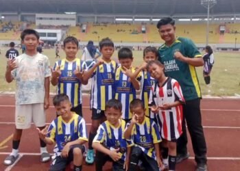Foto bersama siswa bersama pelatih usai bertanding