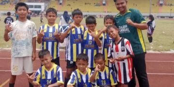 Foto bersama siswa bersama pelatih usai bertanding