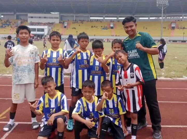 Foto bersama siswa bersama pelatih usai bertanding