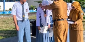 Penyerahan apresiasi secara resmi kepada Indah Ramadhani atas prestasi taekwondo saat pelaksanaan Upacara Bendera di Lapangan SMAN 1 Unaaha, Kabupaten Konawe, Sulawesi Tenggara.