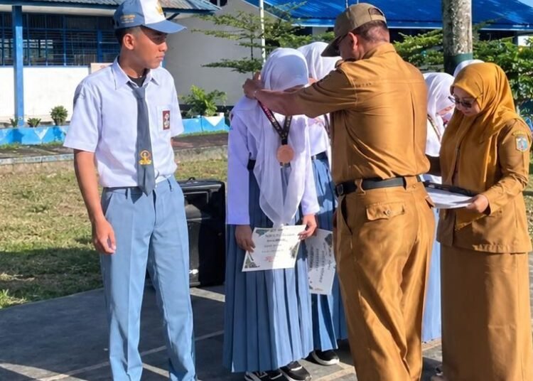 Penyerahan apresiasi secara resmi kepada Indah Ramadhani atas prestasi taekwondo saat pelaksanaan Upacara Bendera di Lapangan SMAN 1 Unaaha, Kabupaten Konawe, Sulawesi Tenggara.
