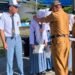 Indah Ramadhani, Siswi SMAN 1 Unaaha yang Konsisten Ukir Prestasi Taekwondo di Sultra 15 Penyerahan apresiasi secara resmi kepada Indah Ramadhani atas prestasi taekwondo saat pelaksanaan Upacara Bendera di Lapangan SMAN 1 Unaaha, Kabupaten Konawe, Sulawesi Tenggara.