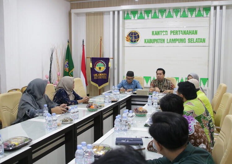 Kantor Pertanahan Kabupaten Lampung Selatan Terima Kunjungan Kanwil BPN Provinsi Lampung dalam Rangka Monitoring dan Evaluasi Bidang Penataan dan Pemberdayaan 5 IMG 1960.JPG