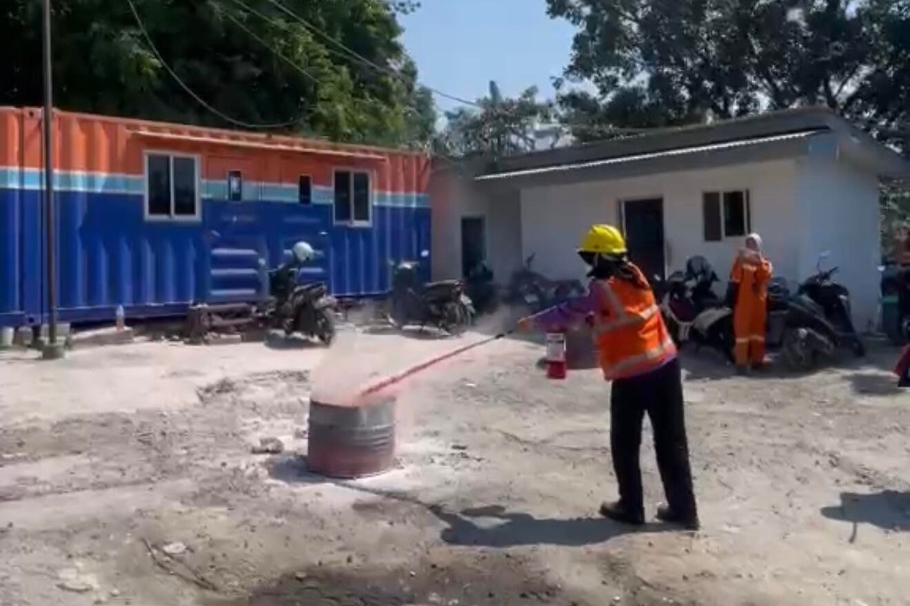 Mahasiswa Kesmas UMG Tingkatkan Kesiapsiagaan Kebakaran melalui Edukasi dan Praktik Penggunaan APAR di Garasi PT. Petro Karya Niaga 6 IMG 6276