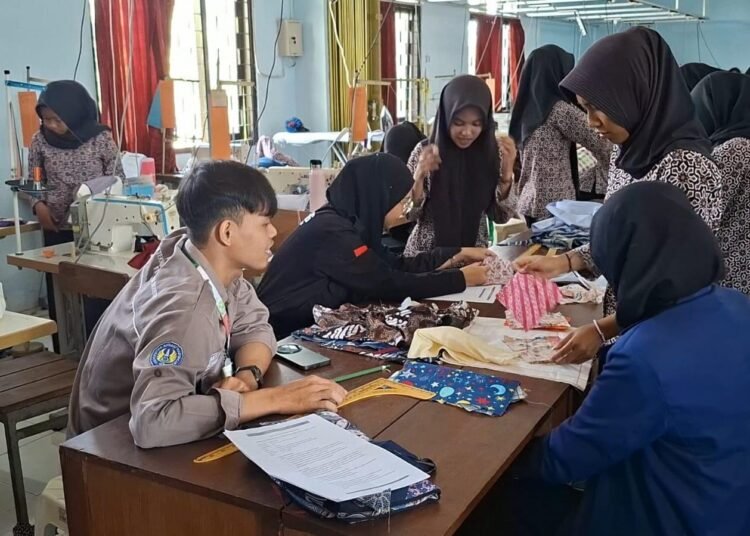 Dari Kain Perca Menjadi Totebag Bernilai Jual, Mahasiswa PK UNY Dorong Kreativitas Siswa SMKN 1 DEPOK Berbasis SDGs 4 DAN 12 5 Kegiatan pemanfaatan perca menjadi slashing