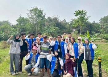 Foto Bersama Bapak Ketua RT. 03 Puncak Panongan untuk Peresmian Penggunaan Reflektor Jalan di Titik Lokasi yang Minim Pencahayaan di Malam Hari