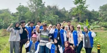 Foto Bersama Bapak Ketua RT. 03 Puncak Panongan untuk Peresmian Penggunaan Reflektor Jalan di Titik Lokasi yang Minim Pencahayaan di Malam Hari
