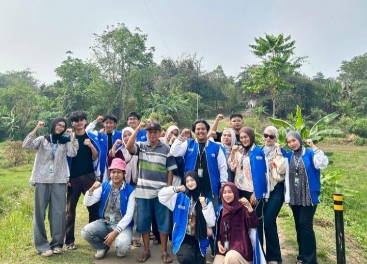 Foto Bersama Bapak Ketua RT. 03 Puncak Panongan untuk Peresmian Penggunaan Reflektor Jalan di Titik Lokasi yang Minim Pencahayaan di Malam Hari